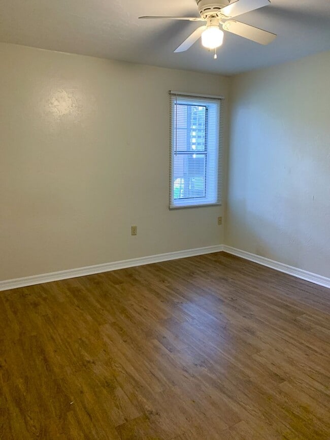 Building Photo - 2/2 Ground Floor Unit in Oakbrook Availabl...