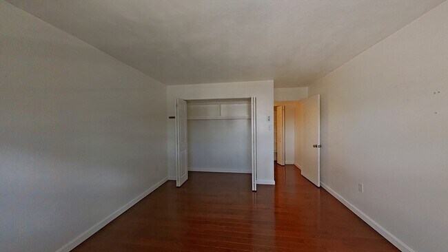 Building Photo - 25 Greentree Ln