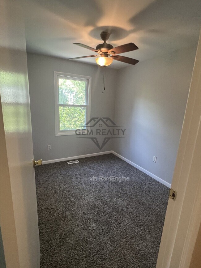 Building Photo - 5253 Daffodil Dr