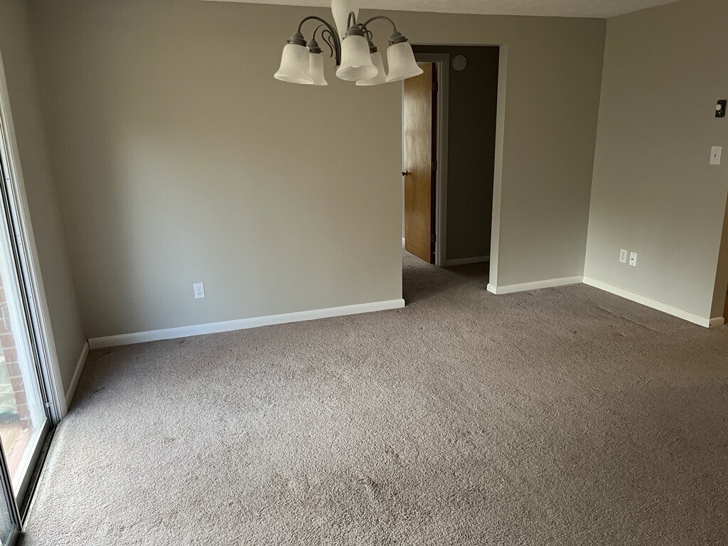 Building Photo - 530 Whispering Hills Dr
