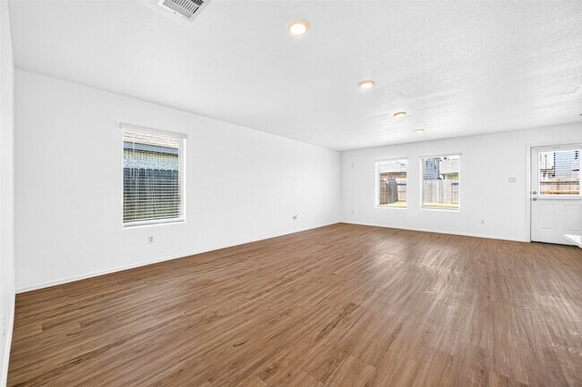 Building Photo - 27022 Breakaway Ln