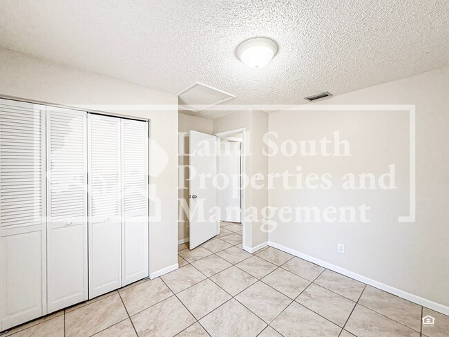 Building Photo - 5866 Charlton Dr