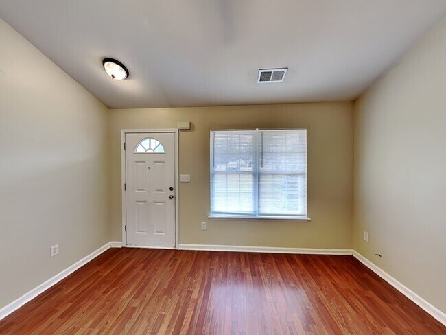 Building Photo - 3BD / 2 BA