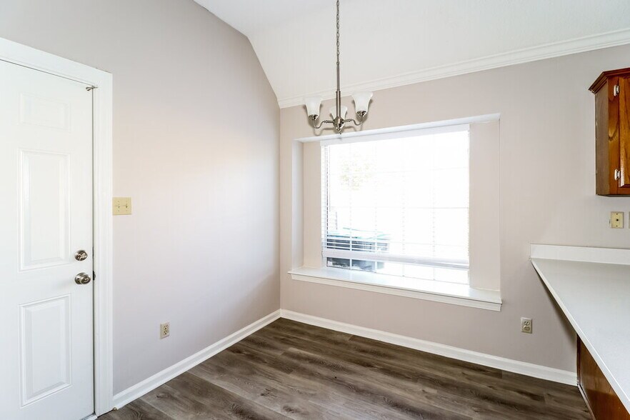 Building Photo - 7017 Juanita Cir S