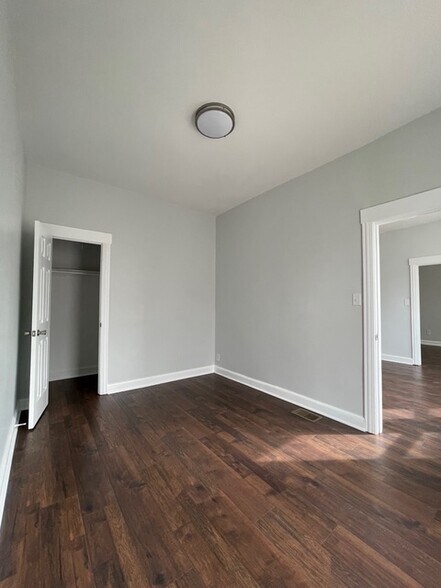 Building Photo - 916 W 68th St