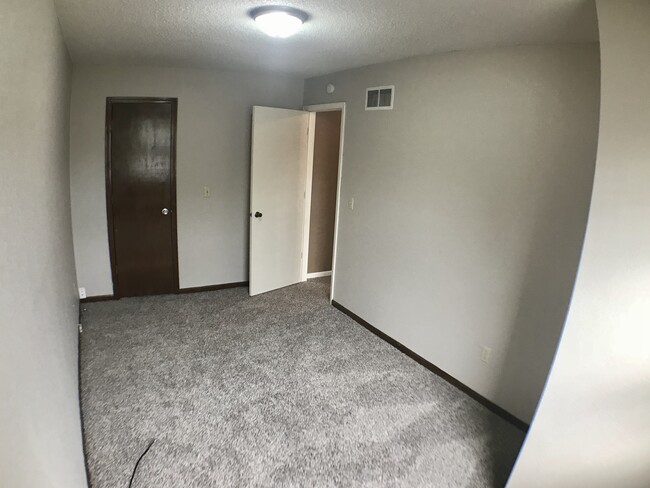 Building Photo - {1423} Olathe Townhome + 3Bed/2.5Bath + Fe...