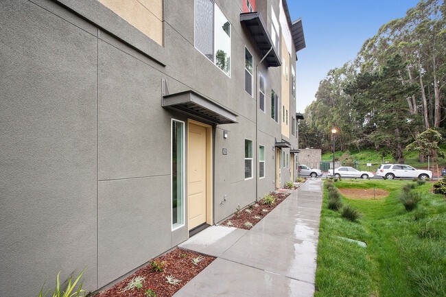 Building Photo - New and modern 2 bedroom townhome just ste...