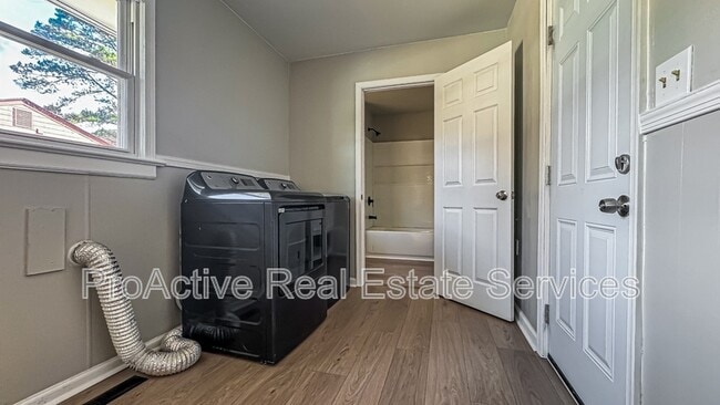 Building Photo - 5100 Shenstone Dr