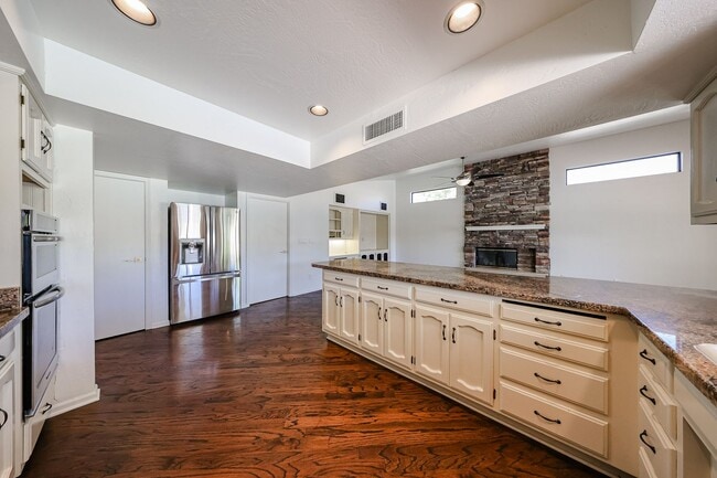 Building Photo - Scottsdale Country Club Living!