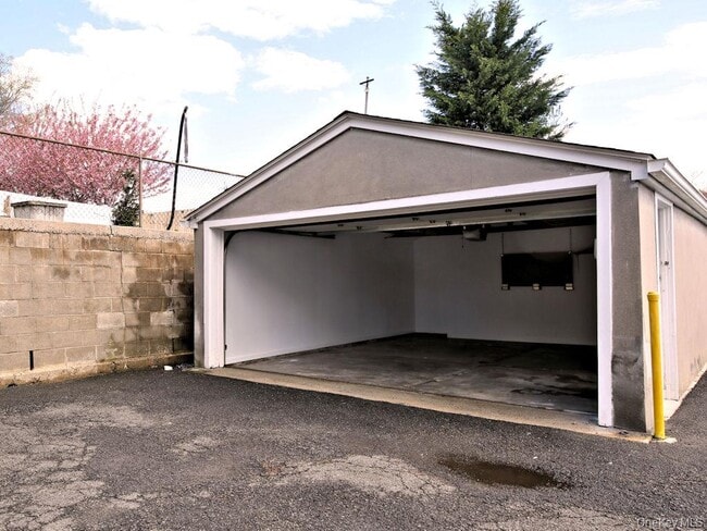 Building Photo - 494 W William St