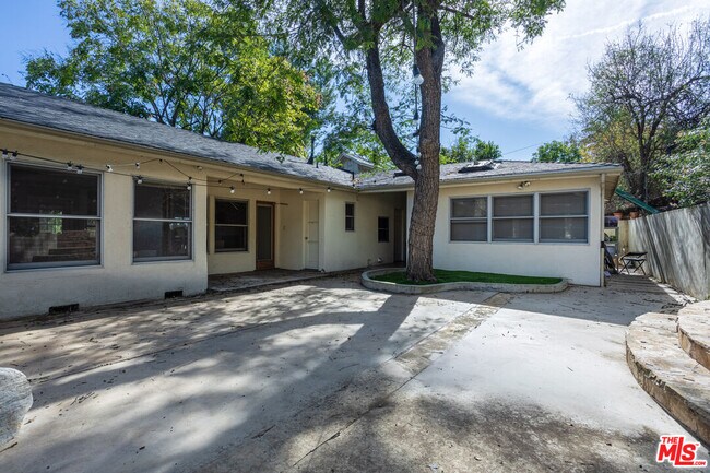 Building Photo - 19439 Oxnard St