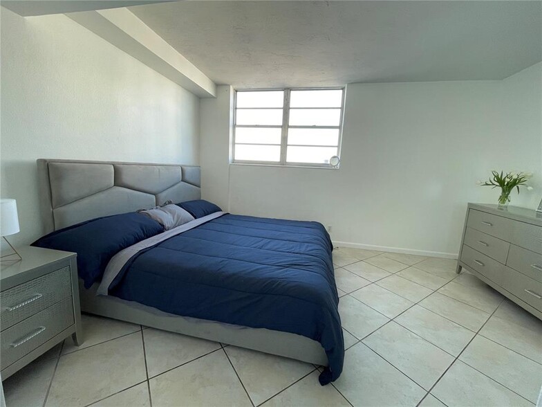 Building Photo - 3001 S Ocean Dr