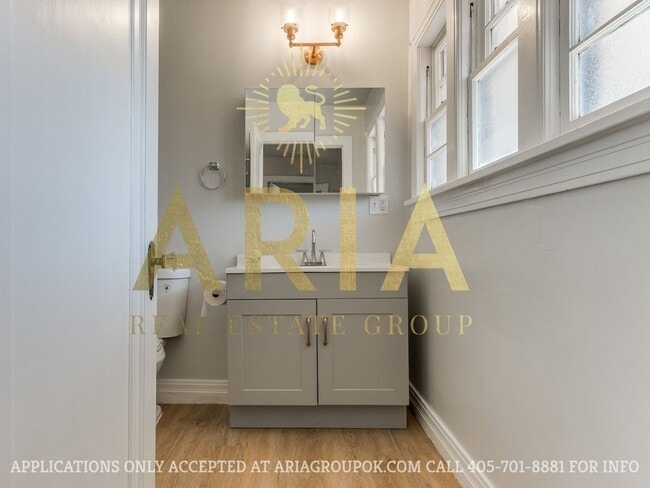 Building Photo - *COMING SOON!* UPDATED 3 BED/2 BATH DUPLEX...