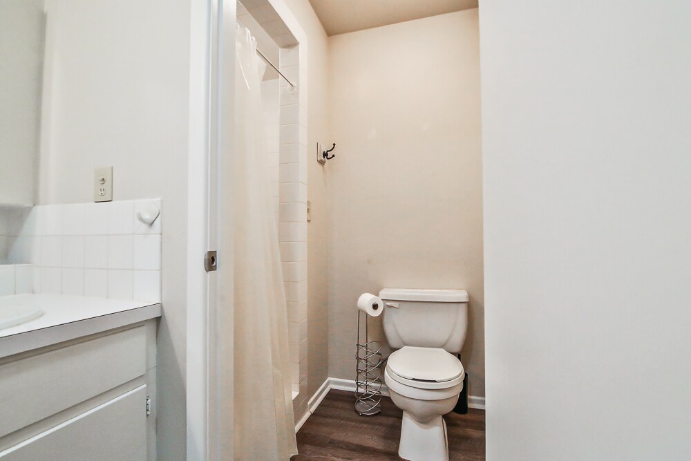 Building Photo - 711 6th Plz