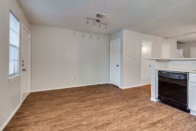 Building Photo - Uptown Townhome - 2BD / 2.5BA - Near Downt...