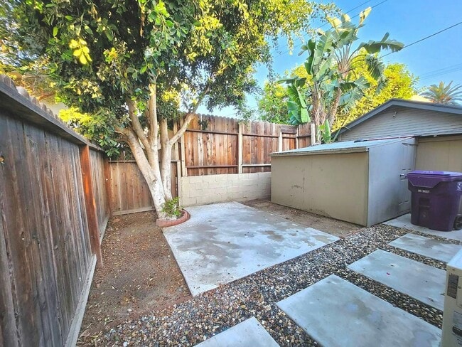 Building Photo - 233 W 10th St