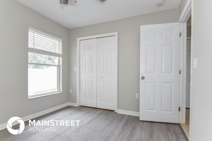 Building Photo - 9503 N Hyaleah Rd