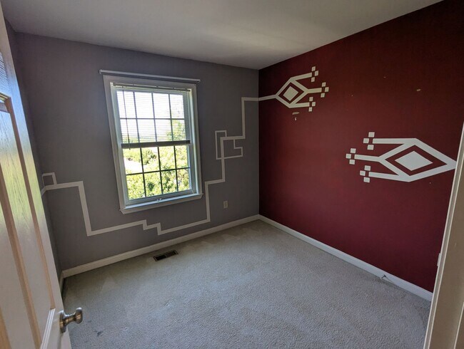 Building Photo - 3 Level End Unit townhouse available mid O...