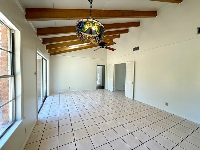 Building Photo - Walk to St. Edwards University!-2711 Littl...