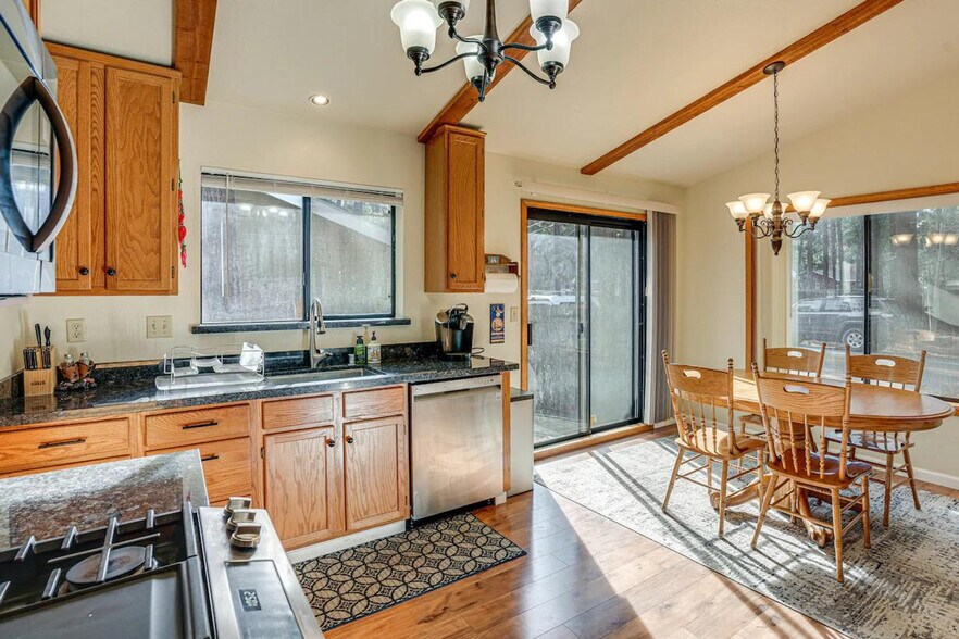 Building Photo - 2634 Pinter Ave