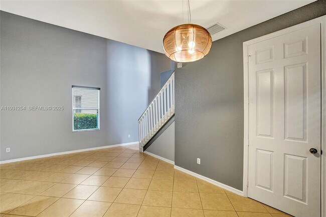 Building Photo - 2057 SE Avon Park Dr