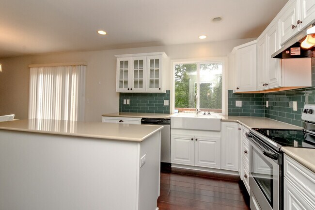 Building Photo - 1566 Jensen Ave