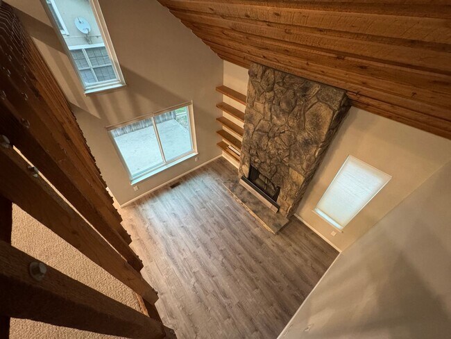 Building Photo - Aurora Townhome Right on the Golf Course