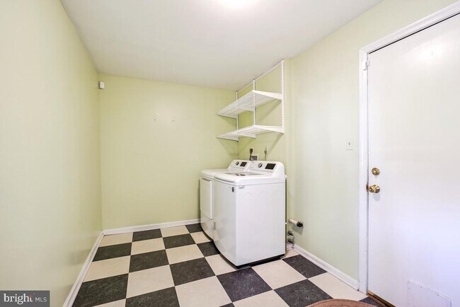 Building Photo - 1210 Suffield Dr