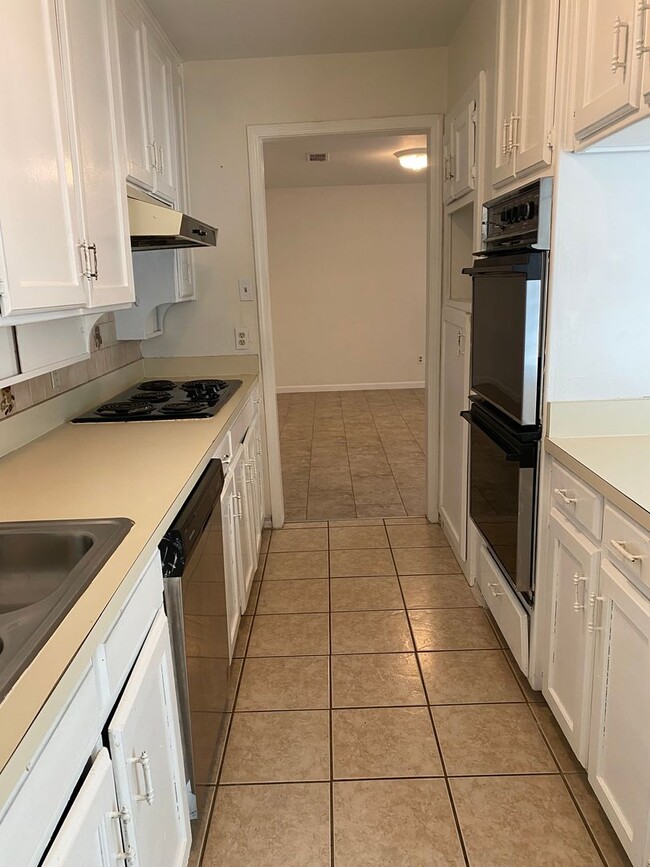 Building Photo - ***$500 off First Full Months rent with mo...