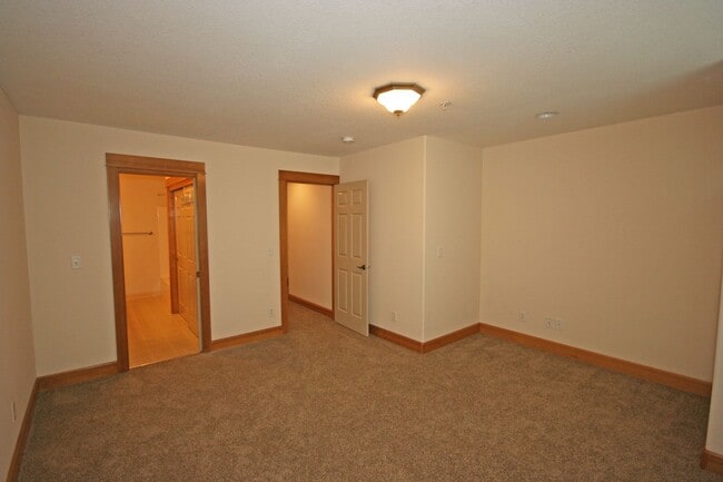 Building Photo - 3 bedroom 3.5 bath town home