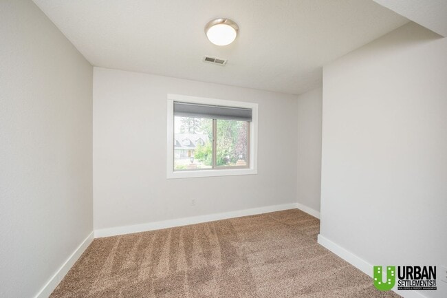 Building Photo - Spacious 4 bedroom and 3 bathroom house fo...
