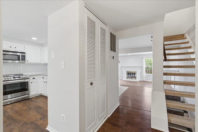 Building Photo - Updated 3BR / 2.5BA Townhome in Summit Chase – Over 1,900 Sq Ft with Deck & Fenced Patio!