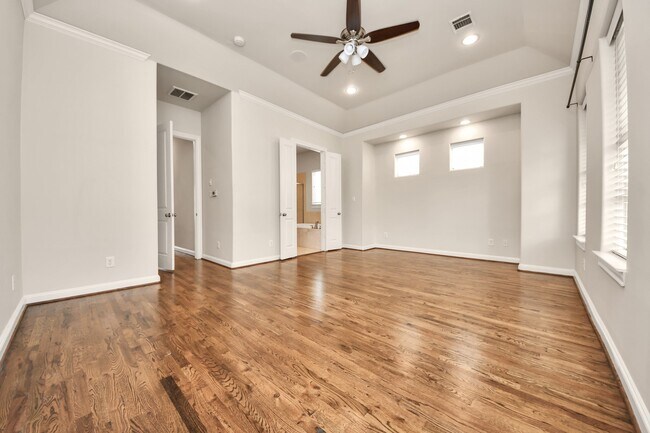 Building Photo - 210 E 28th St