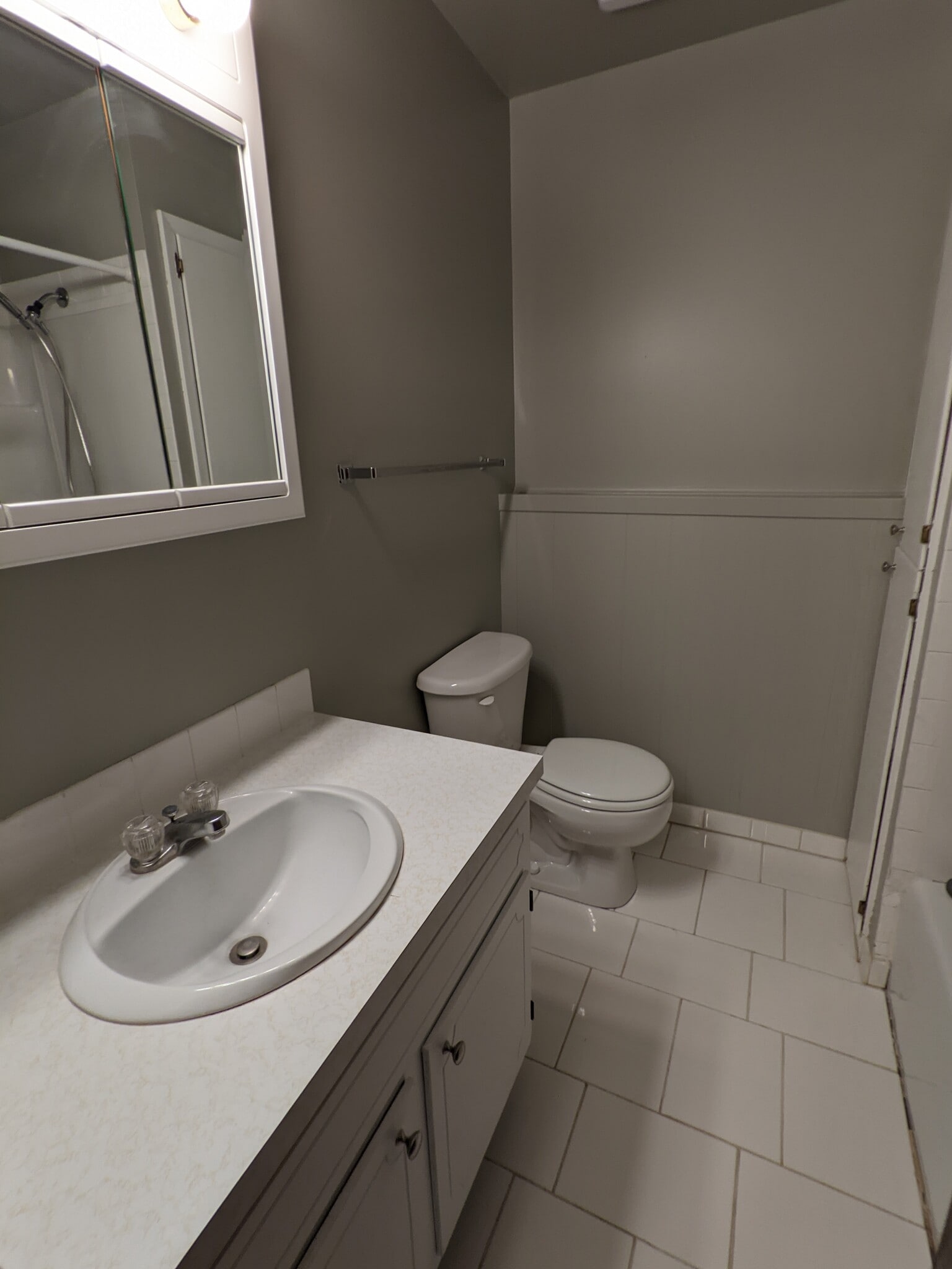 Full bath - 1429 Spartan Ave