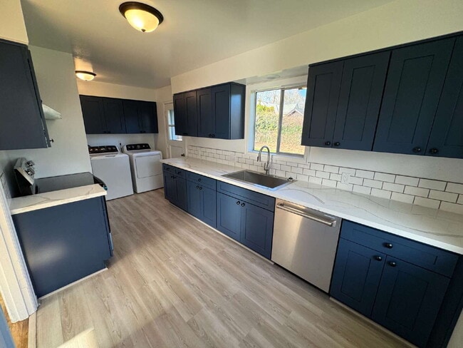 Building Photo - 3 Bedroom / 1 Bathroom Single Level Portland Home