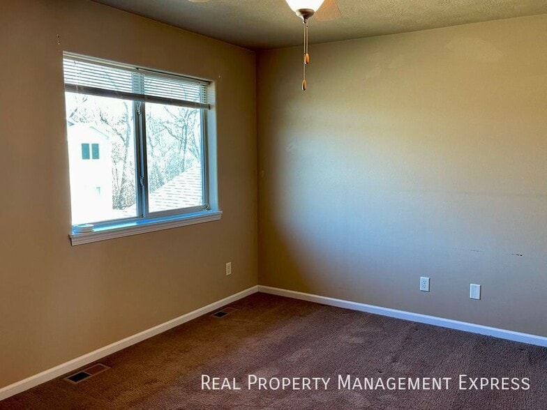 Building Photo - Amazing 3 Bedroom 2.5 Bath townhome in Harrisburg