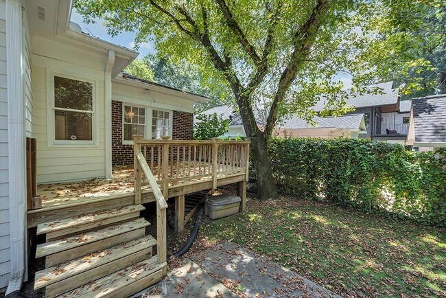 Building Photo - 876 Courtenay Dr NE