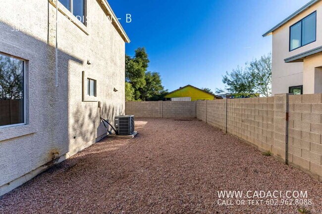 Building Photo - 3009 E Paradise Ln