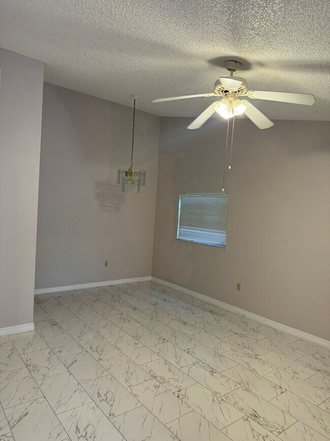 Building Photo - Two bedroom two bathroom townhome!