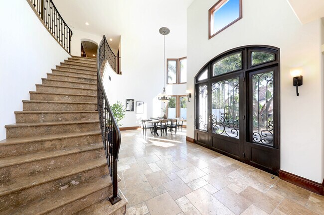 Building Photo - 3811 Vista Blanca