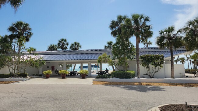 Building Photo - Seasonal/short term renovated 3/3 villa with golf course views on Longboat Key!