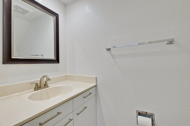 Building Photo - 2-Suite Townhome in Whisman Station Area | Easy Access to 101/237/85