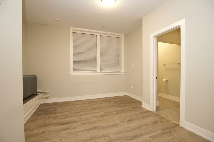 Building Photo - 4856 N Damen Ave
