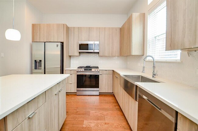 Building Photo - 5903 Val Verde St