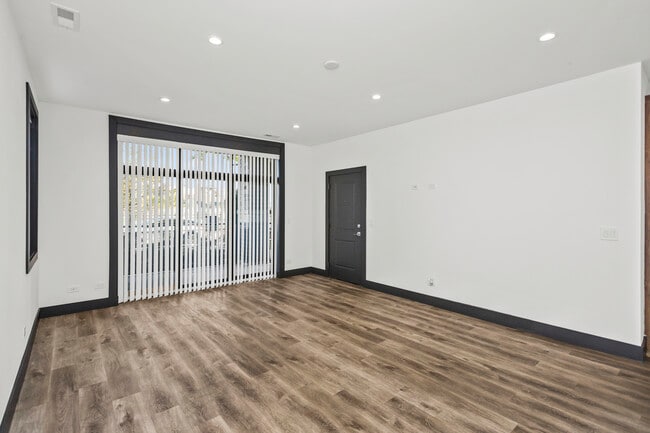 Building Photo - 6422 S Drexel Ave