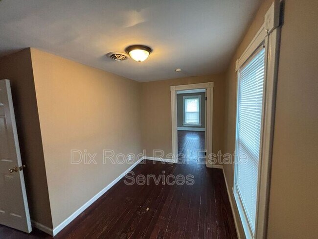 Building Photo - 411 Millikin St