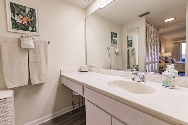 Building Photo - 1055 W Peppertree Dr