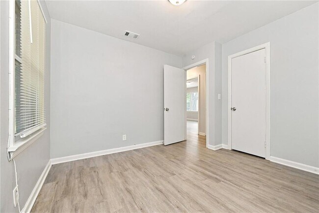 Building Photo - 386 Lindsey Dr SE