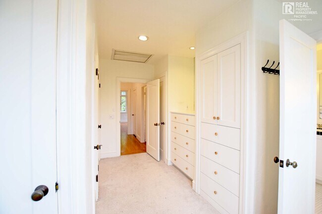 Building Photo - Timeless 4 Bedroom in West Montclair