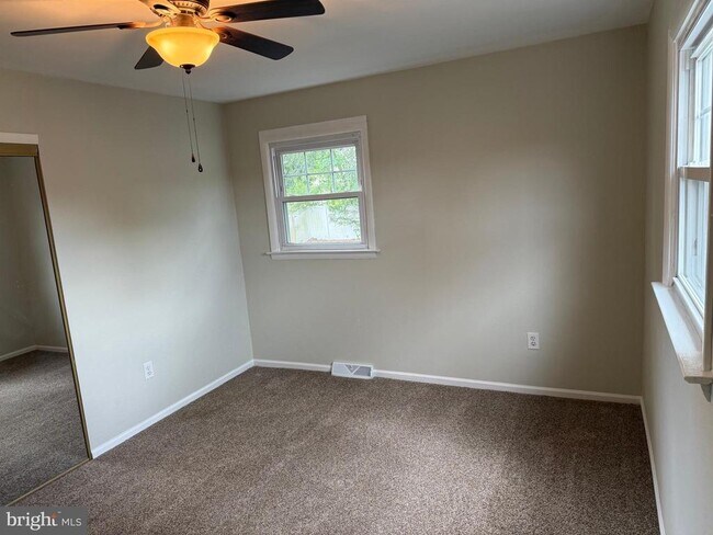 Building Photo - 417 Greenview Dr